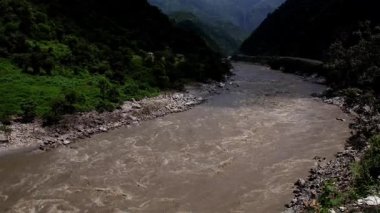 Hindistan, Himachal Pradesh, Mandi 'deki Beas Nehri' nin geniş bir görüntüsü muson mevsiminde ağır sel baskınlarını gösteriyor.