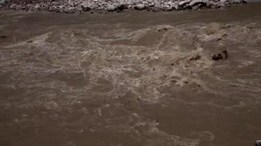 Himachal Pradesh 'teki Beas Nehri' nin yüksek su seviyeleri ve hızlı çamur akıntısı ile şiddetli muson yağmurları sırasında çarpıcı bir videosu..