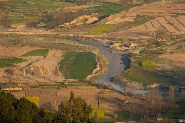 Kırsal alanda nehir ve yeşil tarlaları olan manzaralı tarım arazisi. Balh Vadisi, Himachal Pradesh, Hindistan