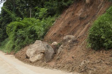 Forest Hill 'deki toprak yolda büyük bir çamur ve kaya yığını var. Bu tehlikeli doğal afet, toprak erozyonunun yıkıcı gücünü gösteriyor.