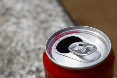 Metal çekme sekmeli kırmızı alüminyum içecek kutusunun makro görünümünü kapat. Tazeleyici içecek kabı boş duruyor, tüketimden sonra geri dönüştürülebilir atık