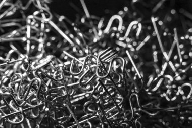 Makro soyut arka plan metal plastik kaynakçı zımbalarını gösteriyor. Endüstriyel tel, tampon tamiri ve organize kaos hissi için kullanılan karmaşık bir doku yaratır.