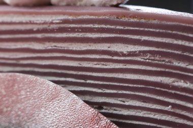 Lezzetli katmanlı tatlı pastası iştah açıcı kahverengi ve krem çizgili bir desen sergiliyor. Gerçekten tatlı yiyecekler, zengin dokuları ve karmaşık ayrıntıları çok hoş bir mutfak zevki vaat ediyor.