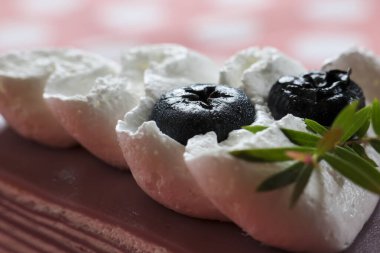 Lezzetli yaban mersinli tatlı, her durum için tatlı ikram. Lezzetli beyaz hamur işleri iştah açıcı aperatifler sunar, güzelce düzenlenmiş. Gurme yemekleri zevkli hoşgörü vadediyor.