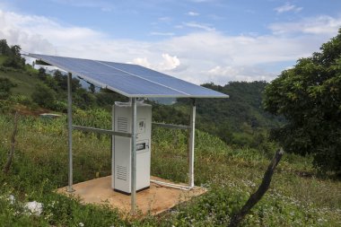 Fonksiyonel güneş paneli enerji sistemi temiz yenilenebilir enerji üreterek kırsal alana sürdürülebilir elektrik sağlıyor. yenilik uzak toplumlar için umut verici bir gelecek sunuyor