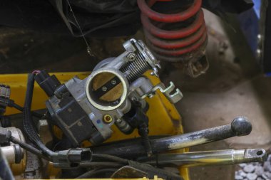 Kirli gazlı araba parçasına yakın çekim yap. Atölyedeki araç servisi sırasında mekanik kelebek kapakçığı bileşenlerini gösteren otomotiv bakım ve onarım konsepti