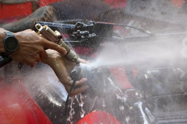 El yıkama sırasında yüksek basınçlı hortum tutar. Güçlü su spreyi kırmızı araç yüzeyi için derin temizlik ve dikkatli bakım sağlar.