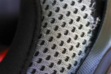 Siyah ve gri kumaş dokusunun makro görünümünü kapat. Teknik ağ materyali, modern tekstil veya ayakkabı tasarımı için mükemmel bir arkaplan, ayrıntılı desen ortaya çıkarır.