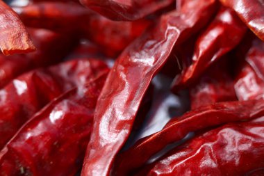 Kırmızı biberin arka planını kapat. Baharatlı sıcak yemek malzemesi ve yemek pişirmek için popüler baharat birçok yemeğe yoğun ısı ve canlı renk katar.