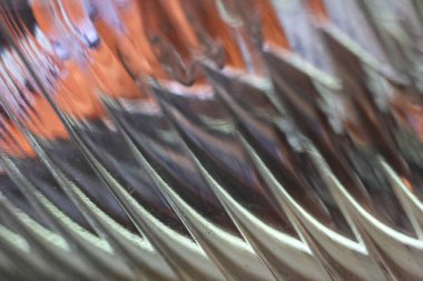 Güçlü motor türbininin arka planında soyut bir detay var. Metal teknolojisine yakın çekim gücü, enerji ve hareketin ateşli turuncu yansıması