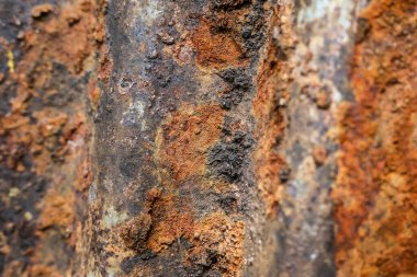 Paslanma gösteren paslı metal dokusunun makro soyut arkaplanı. Eski grunge demir yüzeyi kabuk soyma deseni vardır. Çürüme ve ihmal hissi verir.