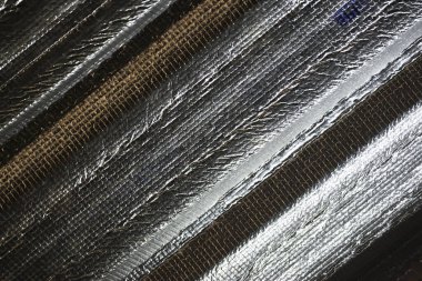 Makro gümüş metalik endüstriyel malzeme yakın çekim. Yansıtıcı yüzey desenli soyut bir arkaplan dokusu, ayrıntılı ve modern tasarım konsepti oluşturur