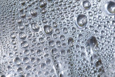 Su damlası yoğunlaşmasının soyut arkaplanını kapat. Temiz yüzeydeki bu ıslak, taze, saf sıvı serin, ferahlatıcı bir dokuya ve nem hissine sahiptir.