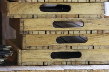 Depoda kulplu boş tahta sandık yığını. Bu tahta kutu detay, doku ve şablon gösterir, depolama veya taşıma arka plan kavramları için harikadır