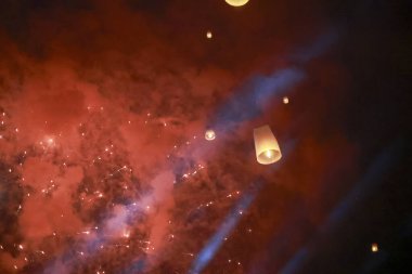 Parlayan fenerlerle festival kutlamaları sırasında gökyüzü çok güzeldi. Sihirli kırmızı duman ve parlak ışık Karanlıkta korku ve merak sahnesi yaratır