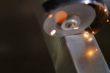 Öğütücüye yaklaşın metal aletleri bileyin ve sıcak kıvılcımlar uçuşsun. Makine atölyesindeki sanayi çalışmaları hassas üretim ve odaklanmış zanaat gösteriyor