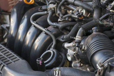 Karmaşık bileşenleri gösteren güçlü motor motorunun detaylarını kapat. Tamirat, onarım ya da tamirci tarafından servis için otomotiv parçası hazır
