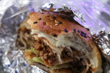 Tost ekmeği ve alüminyum folyoya sarılı et ile nefis bir fast food sandviçi. Hızlı öğle yemeği ya da akşam yemeği için yemek tercihi tatmin edici.