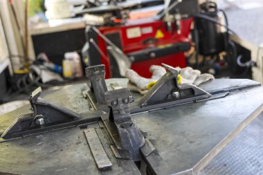 Atölyedeki çelik tezgahta metal klemp ve jig, üretime hazır. Bu sanayi sahnesi kesinlik, işçilik ve çalışkan endüstri taşır.