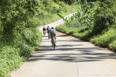 Yeşil Orman 'da bisiklet süren aktif bir grup bisikletçi. Bu açık hava macerası sağlıklı yaşam tarzını, takım çalışmasını, refahı ve eğlenceyi teşvik ediyor.