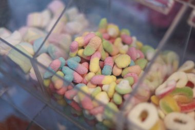 Renkli jelibon şekerlemeleri, tatlı şekerlemeler ve temiz kutuda lezzetli şekerlemeler. Şekerli abur cubur çeşitleri, parti geçmişi için eğlenceli ikram