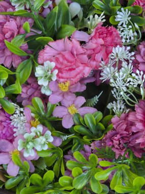 Güzel pembe ve mor suni çiçeğin neşeli, canlı çiçek arkaplanı. güzel desen ve desen rengarenk yakın görüntü oluşturur bahar dekorasyonu için mükemmel