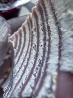 Makro yakın plan, karmaşık soyut desenler ve deniz kabuğunun doğal dokusunu gösteriyor. Güzel kıvrımlı çizgi ve tırtıklı yüzey sakin, organik bir his yaratır.