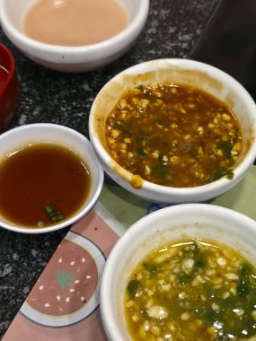 Beyaz kasede Asya sosunun enfes çeşitliliği. Lezzetli baharatlı, tatlı ve baharatlı baharat sıcak tencere ya da barbekü yemeği için mükemmel. Lezzetli sosun yakın görüntüsü