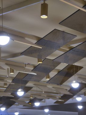 Akustik panel ve sıcak ışıklandırmalı modern tavan tasarımı. Ahşap kirişli soyut mimari, çağdaş iç detay ve arka plan inşa etmek için benzersiz desen