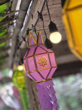Dışarıda asılı duran güzel mor kağıt fener süslemesi. Asya 'da kutlama için geleneksel ışık tatil etkinliği için büyülü ve huzurlu atmosfer yaratır.