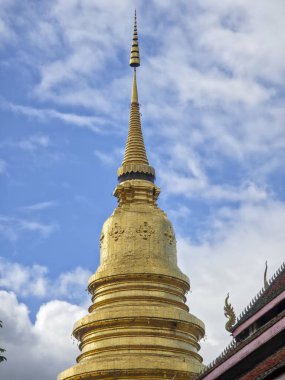 Muhteşem altın pagoda parlak mavi gökyüzünü aydınlatır, dingin ve ruhani atmosfere ilham verir. Eski mimari eserlerini sergileyen kutsal Budist stupası, Güneydoğu Asya 'nın kültürel simgelerine hizmet veriyor.