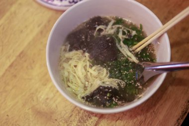 Lezzetli ve lezzetli Japon ramen çorbası erişte ve yosun. Bu rahatlatıcı yemek geleneksel gurme deneyimini sıcak öğle yemeği ya da akşam yemeği için mükemmel sunar.