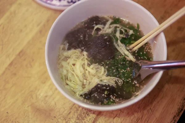 Lezzetli ve lezzetli Japon ramen çorbası erişte ve yosun. Bu rahatlatıcı yemek geleneksel gurme deneyimini sıcak öğle yemeği ya da akşam yemeği için mükemmel sunar.