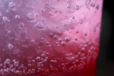 Makroda buz ve köpüklü gazoz ferahlatıcı. Bu canlı karbonlu sıvı soyut arka plan konsepti için aşırı detay gösterir