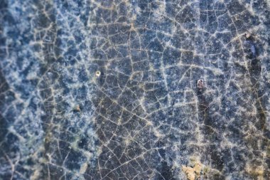 Çatlamış arka plan yüzeyi olan soyut mavi doku. Eski, klasik bir model. Yakından bakınca çılgın bir cila, güzel bir çürüme hissi veriyor.