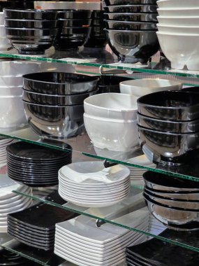 Siyah ve beyaz tek kullanımlık plastik tabak destesiyle modern soyut model arka plan. Tekrarlanan yığınlar temiz ve düzenli görsel duygular yaratır