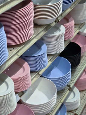 Sırayla renkli tabakların canlı ve tatmin edici desenleri. Endüstriyel arka planda, ticari yemek veya restoran tedariği için düzenlenmiş bir sürü yemek var.