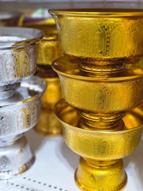 Geleneksel tören ya da adak için altın kaide tepsisi ve gümüş kap. Rafta kutsal, dini objeler olan zarif Tayland sanat ve zanaat kültürü