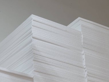 Geniş, temiz kağıt yığınının düşük açılı görüntüsü soyut bir arkaplan oluşturuyor. Evrak işleri ve belgeler için ofis malzemesi minimalist kavramı