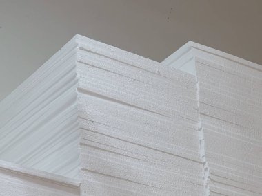 Ofiste üst üste yığılmış bir yığın temiz beyaz kağıt çarşaf. Yakın plan, düşük açı görünümü evrak işleri için iş belgelerinin dokulu arka planını gösterir