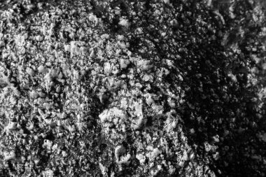 Kumlu soyut monokrom arkaplan kaba dokuyu ve külle kaplı yüzey detaylarını gösteriyor. Bu siyah ve beyaz yüksek kontrast deseni ıssız bir his yaratıyor.