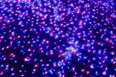 Parlak, soyut, parlak mavi ve mor noktalı güzel bir arka plan. Bu büyülü, fütüristik aydınlanma ışıl ışıl detaylarla dolu huzurlu ve büyüleyici desenler yaratır.