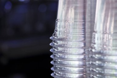 Tek kullanımlık şeffaf plastik bardak yığınının detaylarını kapat. tekrarlanan şablon ve seçici odaklanma düzen ve hazırlık hissi yaratır
