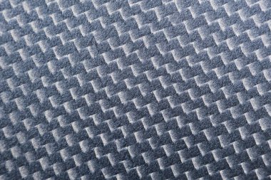 Modern gri karbon fiber dokusuna yakın, güçlü soyut desenli arka plan. Bu yenilikçi ve dayanıklı bileşik madde ayrıntılı dokuma yüzeyi gösterir