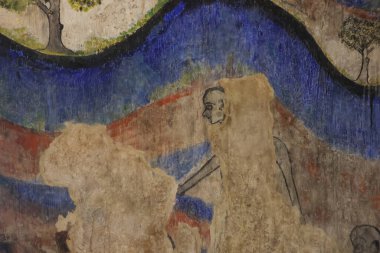 Soluk ruh figürü tapınak duvarlı eski duvar resimleri. Çatlak dokusu ve ruhani atmosferi, tarihsel bozulmayı ve lanetli Asya kültürünü yansıtıyor.