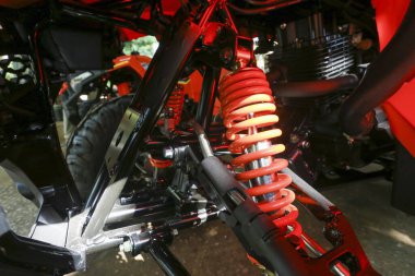 Güçlü makine mühendisliği ve güçlü otomotiv parçalarının maceraya hazır olduğunu gösteren süspansiyon sistemindeki kırmızı şok emiciyi kapatın.