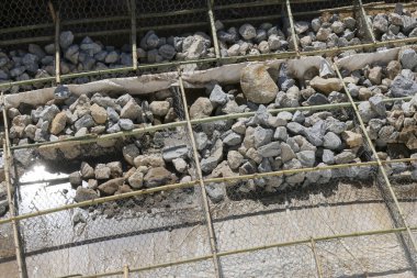 Sağlam gri kaya ve sağlam tel örgü kafes yapısı ile sağlam Gabion istinat duvarının inşası dayanıklılık ve istikrar gösteriyor.