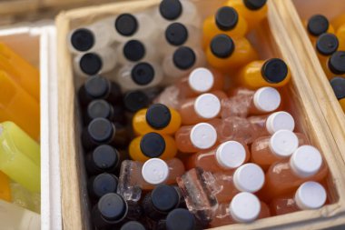 Taze soğuk portakal suyu ve ahşap sandıkta siyah kahve şişesi ferahlatıcı bir his veriyor.