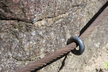Paslı çelik kablo halatı, yüksek gerilim altında sert kaya duvarına karşı dayanıklılık gösteriyor. Güvenli metal göz bağı, ağır endüstriyel güvenlik ve açık hava tırmanışına dayanıklılık sağlar.