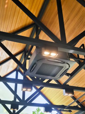 Kaset tipi klima endüstriyel tavan üzerine monte edilmiş çelik kiriş kirişli ve ahşap çatılı modern atmosfer ve rahat bir his veriyor.